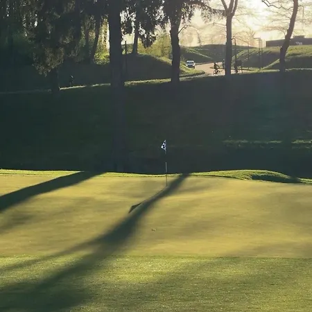 Oaks Prague Golf Apartma 公寓